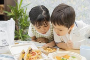 料理を楽しむ子どもたち
