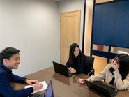 会計チームの運営支援ミーティングの様子です。普段から良好なコミュニケーションが図られているため和やかな雰囲気で行われています