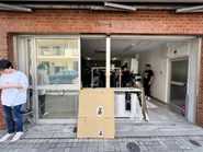散歩中のワンさんと目が合う、風通しの良いオフィス