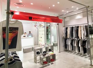 『YEN TOWN MARKET®』⽇本らしさをアイデンティティとして、ファッションはもちろんアートや カルチャーにおける様々な企画や商品開発を⾏い、トレンドを発信するカ ルチャーショップ。