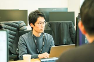 執務室での業務姿