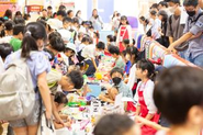 年100回以上開催！子ども達に人気の教育系イベント”キッズフリマ”。楽しみながら商売の面白さや難しさを体験できるイベントです。店長さんは小学３～6年生。お買い物参加は小学生以下。親御さんの立ち入れない子どものみで行われるキッズフリマ。