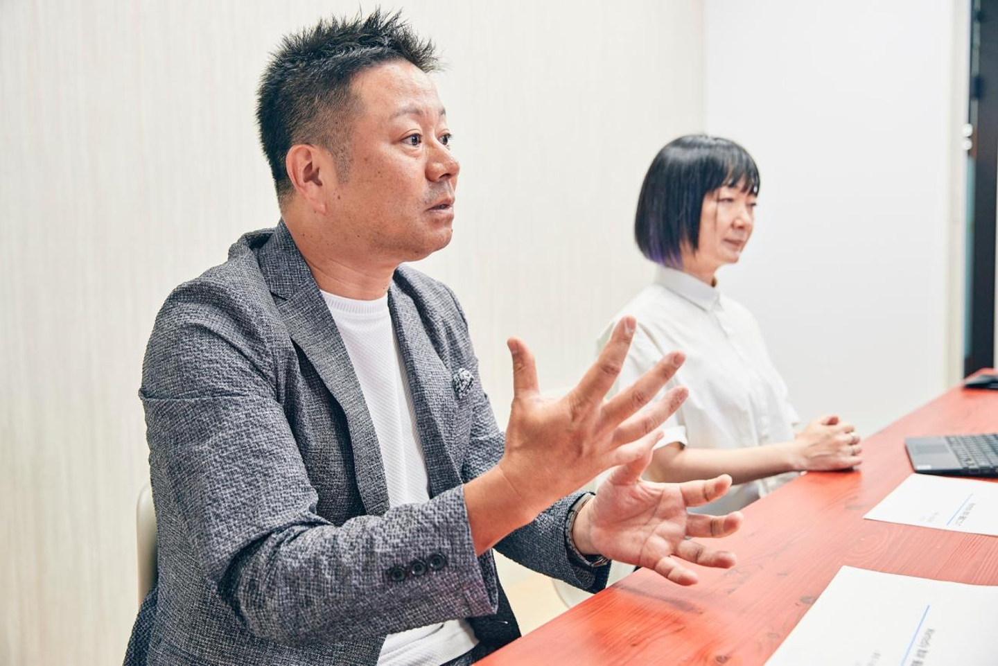 ノートパソコンを使っている男性

低い精度で自動的に生成された説明