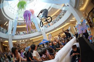 施設内にジャンプ台を設置し、大勢の前でジャンプを披露するBMXライダー。