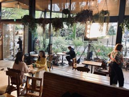 実際のロケ現場。CM撮影は多くのスタッフや出演者によって作り上げられています。