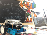 メイン教材はScratch。ロボットを使うこともあります。未経験からのスタートがほとんど。子どもたちと楽しくかかわることができればOKです！