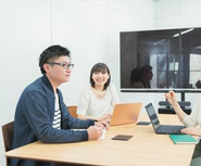 フラットな雰囲気で意見を出し合うミーティング