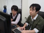 皆さんの教育担当となる古謝(左)です。会社で一番教育がうまいです。