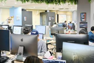 オフィス4Fは執務フロア。Web会議用のフォンブースも2つ設置しています。