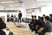 今年の入社式の様子。社内に多くの社員が集まって新卒社員を迎えました。