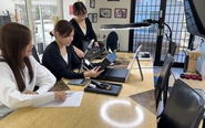 配信の裏側はこんな感じ！複数名で楽しくジュエリーを紹介するのでコメント欄は毎回大盛り上がりです！