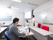 模擬研修では、先輩が受講者役で質問を投げてくる