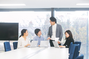 オフィスはエンジニアだけでなく、営業・企画・運営など様々な部署のメンバーが一緒に働いています。サービスを中心に様々な部署との連携を感じられるのもマイナビで働く大きな魅力です。