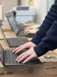 新入社員を迎えるためにみんなでキッティングします。