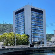 MEの徳島オフィスは、2016年6月1日に徳島市内に開設されました。スローガンは「徳島イチ働きたくなる会社を創る」。徳島県出身者をはじめ、四国にゆかりのあるメンバーが集まり、「徳島に貢献したい」という強い想いを持って働いています。 「徳島の雇用創出や活性化を自分たちの手で担う」という熱い想いを持った社員が集結し、基幹事業であるリユース事業を牽引する、グループ全体を支える重要な基盤となっています。