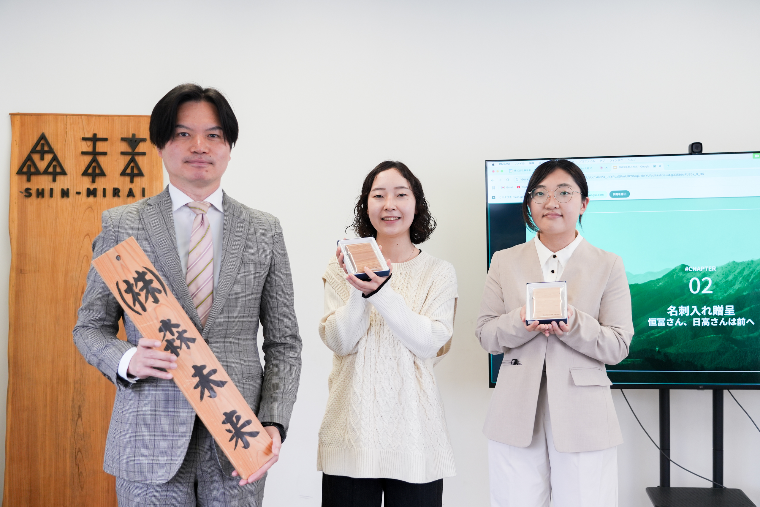 入社の証は、木の温もりあふれる名刺入れから。樹種を当てる会話も生まれます。