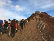 富士山登頂でお鉢巡りをすることも。仲が良いです！