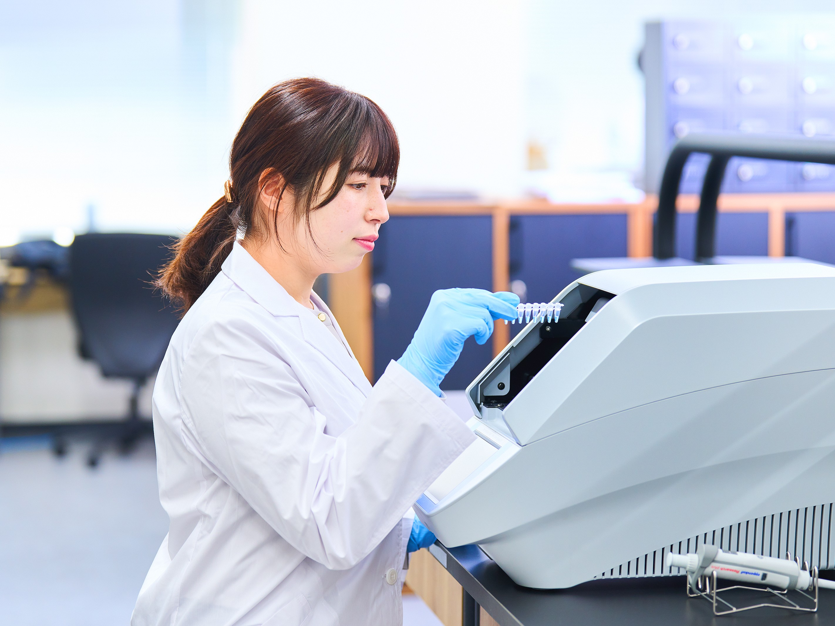 【先輩社員紹介】臨床検査室で活躍する先輩社員のリアル「もう一度、研究に関わる仕事がしたい」～未経験から臨床検査の道へ～