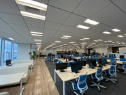 フリーアドレス制のオフィススペース。自由に好きな席で仕事をすることができます。