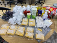 週に一度の全体会議では朝食を提供しています！おにぎりやサンドイッチ、果物、スープなど好きなものを取って、全体会議に参加します。