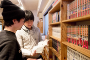 社内では持ち寄りや社費で購入した漫画が読み放題。共通の趣味で盛り上がります。
