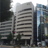 新宿駅から徒歩約8分。地下道ほぼ直結で雨に濡れずに通勤出来ます！