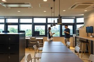 集中と交流を両立できるオフィスです。作業用の個室ブースやカウンター席、ミーティングスペースなど多様な座席を用意し、社員同士のコミュニケーションが自然と生まれる空間づくりに取り組んでいます。