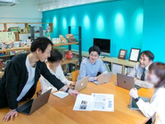 活発な意見を出し合う商品開発