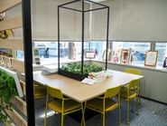 1回にスターバックスやコンビニがある新宿のオフィスビル勤務です！