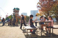 これまでの「休む」「たたずむ」ためのベンチを、街に賑わいとコミュニケーションを生むためのきっかけに。公園や街路のあり方は年々変わってきています。
