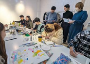 イラストレーターとの定例ミーティングや独自のプログラムを通じて、新作づくりも一緒に携わっていきます。