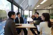 オフィスに併設されているカフェスペースで打ち合わせ