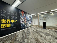 新社屋のエントランスはビジョンボード