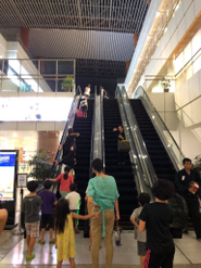 ヤンゴン国際空港の出発ゲート前のエスカレーター