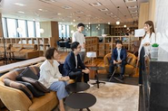 カフェルームで雑談