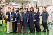 大型合成炉の前で、Thermalniteの製造を支える瀬戸工場のメンバー。研究から製造まで、部門を越えて距離が近いチームです。