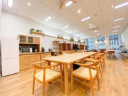 ＩＴラボの全容です。ここで会議をしたり、セミナー開催したり、昼ご飯を食べたり、定時後に飲み会をしたり、と社員が自由に活用できるスペースです。ラボにはマッサージチェアーも常設してます。