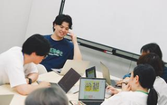 自主的に開催されている勉強会の様子。チーム全員で議論を重ねながら理解を深め、一人ひとりが自由に発言できるオープンな文化が根付いています。