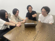 オフィスは明るい雰囲気です。フリーアドレスなので出勤時は好きな場所で業務できます。
