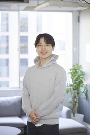 自らエンジニアとして薬局現場に足を運ぶCEO松田より：「まずは気軽にお話しましょう！」「あなたの経験、お聞かせください」