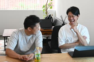 打ち合わせ前に笑い合うメンバー