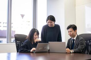 会社の経営基盤を支える重要な役割を担っているので、部署内だけではなく他部署とも密にコミュニケーションを取りながら業務を進めていきます。