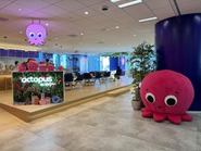 公式マスコットのコンスタンティンがあちこちに配置されたポップで明るいオフィス