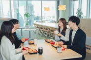 「ランチ無料制度」など、社員の声から生まれた制度が多数。社員自身が楽しく前向きに働ける環境づくりを大切にする文化が根付いています。