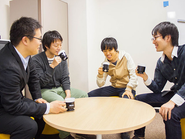 時には休憩だって大事です。チーム内の仲間でホッと一息。