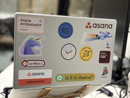 社員のAsana愛がわかるPCのステッカーw