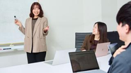 「教える」よりも「アウトプット」を重視。社員が主体的に考え、楽しみながら成長できる場をデザインしています。
