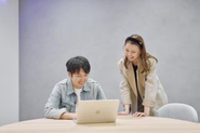 ラクスルが目指すのは、単なる「便利なサービス」ではありません。日本にいまだ多く存在する「ずっとアナログなまま」の産業分野にテクノロジーを導入し、私たちが世界を変えていこう。そんな独自のポジションを築いていることが強みです。