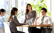 クライアントと打ち合わせするセールスチーム