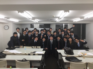 こちらは、月に一度の定例会議を行った際に、とった集合写真です！会議内容は、月間表彰やイベント発表・卒業生送り出しなどのレクに加え、月間の成績を振り返り、PDCAサイクルを回したり、ロジックツリーで原因分析したりします！ビジネスで成果を出すために必要なフレームワーク等を使って、計画的に日々の業務に取り組みます。一年は１２ヶ月しかありません、１ヶ月を無駄にせず、成長していくための時間を作っています。